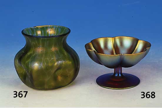 Vase, L”tz, um 1910, farbloses Glas, Papillondekor in Grn, lstriert, H. 8 cm, vierfach gedellt