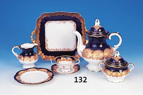 KAFFEESERVICE, HUTSCHENREUTHER, 30ER JAHRE, PORZELLAN, PARTIELL KOBALTBLAU GLASIERT, GOLD-SPITZENDEKOR BERIEBEN, BESTEHEND AUS: KANNE, ...
