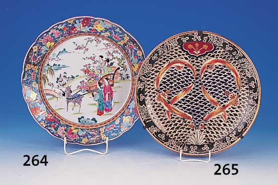 Teller, Japan, Imari, um 1910, Feinsteingut,reich bemalt im Schuppendekor, Goldstaffage, alte Reparaturstellen geklammert, D. ca. 32 cmrckseitig ...