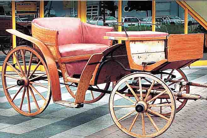KUTSCHE, SOG. JAGDWAGEN, DEUTSCH UM 1900, BUCHE MASSIV MIT SOG. BIERMALEREI, BEZüGE SPäTER, KORRODIERT, ALTERSBEDINGT BESCH., H. CA. 148 ...