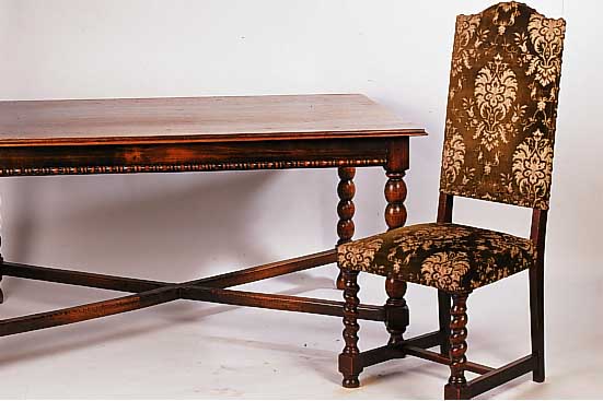 TISCH U. SECHS STüHLE, DEUTSCH, UM 1900/20, EICHE MASSIV, BEINE UND TEILE DER LEHNEN GE- DRECHSELT, ALTERS- UND GEBRAUCHSSCHäDEN, CA. 77 X 153 X ...