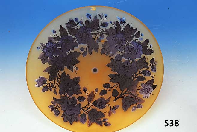Groáe runde Platte, wohl Arsall, um 1900-10, Schichtglas mit orangegelben Einpuderungen, hell- und dunkelviolett berfangen, geschnit- ten und ...