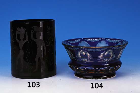 Vase, deutsch, 30er-50er Jahre, schwarzes sog. Steinglas, umlaufend ge„tzt mit Personen-dekor, H. ca. 18 cm