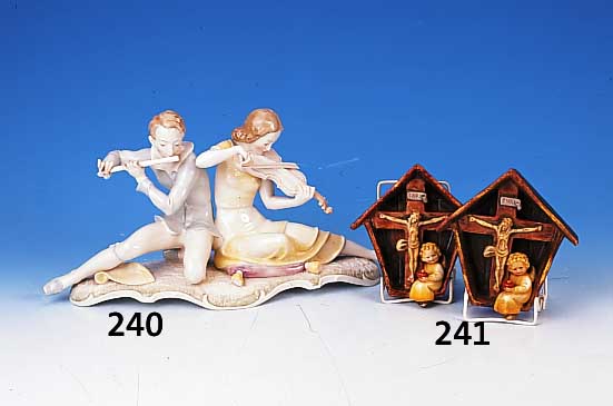 Zwei Wandappliken, Goebel, 30er Jahre, sign. Sp”tl, Feinsteinzeug, mit vollplastischer Engelfigur vor Kreuz, je ca. 14.5 x 15 cm