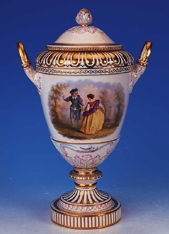 Prunkdeckelvase, KPM Berlin, 1904, Porzel- lan, reich relief. mit Schlange und Akanthus- blättern, fein bunt bemalt mit einem großen ...