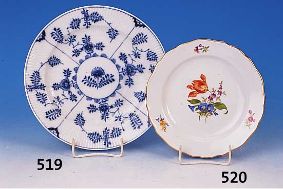 Kleiner Teller, Meissen, 20. Jh., 1. Wahl, Porzellan, bunte Blumenmalerei, Goldrand, D. ca. 18 cm