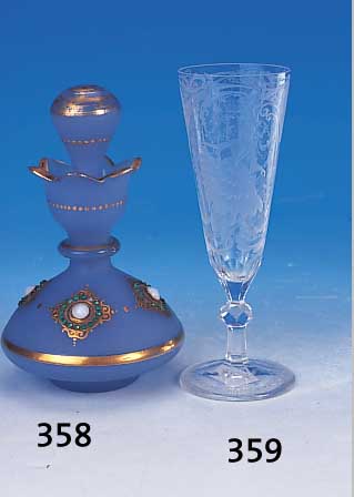 Flakon, Frankreich, um 1860, hellblaues Milchglas mit aufgesetzten Glassteincabouchonsin Weiß und Grün, Goldemailmalerei berieben, H. ca. 16 ...