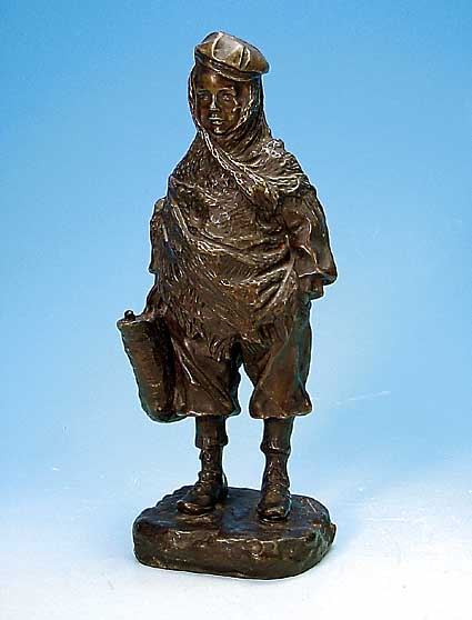 Bronzefigur, sign. J. Cardong, um 1900, Junge mit Tuck und Korb, H. ca. 36 cm