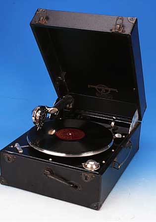 REISEGRAMMOPHON COLUMBIS, 30ER JAHRE, IM LEDERKOFFER, CA. 17 X 41 X 30 CM, DAZU 17 SCHELLACKPLATTEN