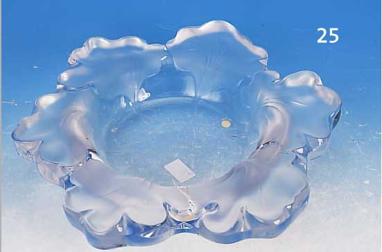 SCHALE, LALIQUE, SCHWERES FARBLOSES GLAS MITRELIEFIERTEM UND MATTIERTEM BLATTDEKOR, SIGN.,H. CA. 7.5 CM, D. CA. 31 CM, KARTON MIT ...