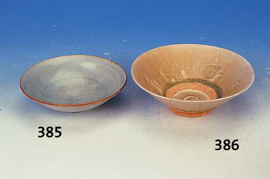 Schale, China, Song-Dynastie, 960-1279 n.Chr., Keramikscherben mit Seladonglasur, Brand- ring am Boden unglasiert, geritzter Wellende- korm H. ca. ...