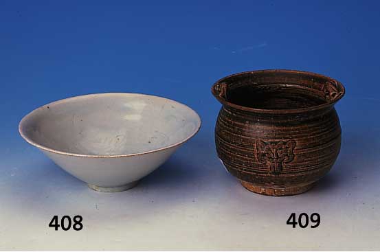 Doppelhenkelgef„á, China, Han-Dynastie, 206 v. Chr.-220 n. Chr., rotbrauner Keramiktopf,Wandung mit zwei reliefierten Masken, innen ...