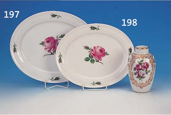 VASE, ROSENTHAL, 30ER JAHRE, PORZELLAN, BEMALT VON HANS KNORR, GOLDSTAFFAGE, VORDER- UND RüCKSEITE BEMALT, GOLDSTAFFAGE, H. 21 CM