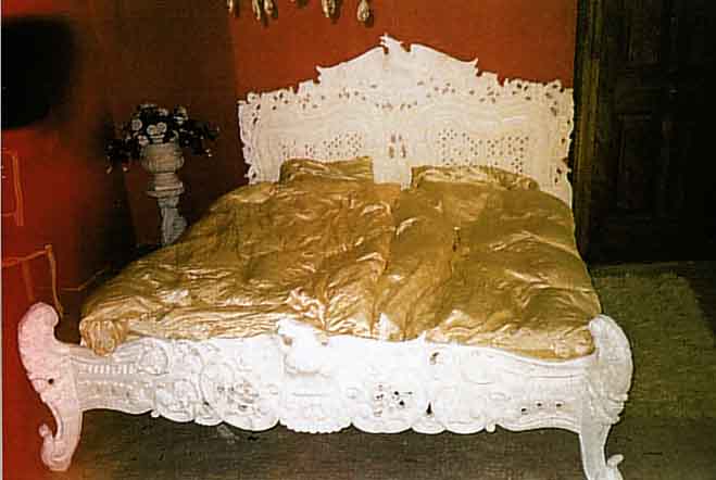 GRAND LIT, WOHL FRANKREICH, UM 1985, ALABASTERSTUCK, REICH MITTIG MIT ADLERBEKRö- NUNG, REICH VERZIERT, OHNE ROST UND AUFLAGEN, PRUNKVOLL, ...