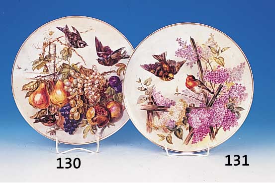 Wandteller, KPM Berlin, um 1918, Porzellan, Hausmalerei von Vögeln und Obst, Goldrand be- rieben, D. ca. 35 cm