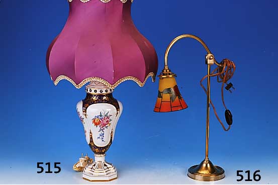 Tischlampe, Frankreich, 20er/30er Jahre, Messingfuss, Schirm bunt stil.-floral bemalt, Elektr. nicht geprüft, H. ca. 51 cm