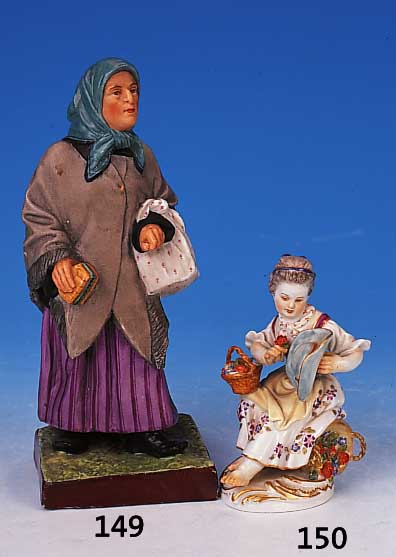 Porzellanfigur, Petersburg, um 1910, Alte Frau mit Tasche, Bisquitporzellan, bunt bemalt, H. ca. 21 cm, Sockel best.