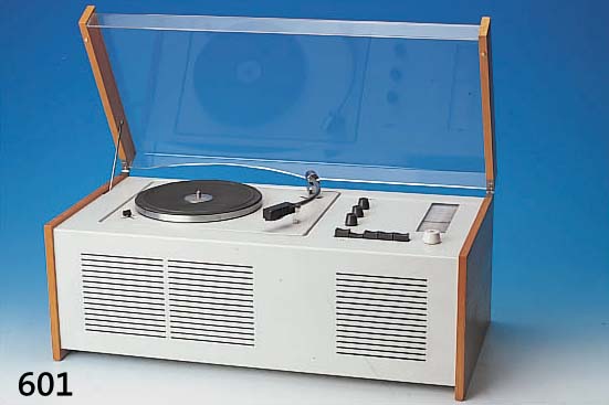 KOMBIGERäT SCHALLPLATTENSPIELER UND RADIO, BRAUN, 1963, HELLGRAU LACKIERTES METALL UND HOLZ, FUNKTIONSFäHIG, ERSTES KOMBIGERäT, MEHRFACH ...