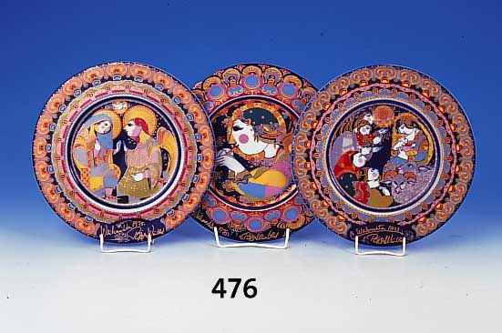 9 Weihnachtsteller, Bj”rn Winblad, 1975-1982, dazu Weihnachtslieder 1983 im Karton, bunt dekoriert, D. ca. 28.5 cm, bzw. 28 cm