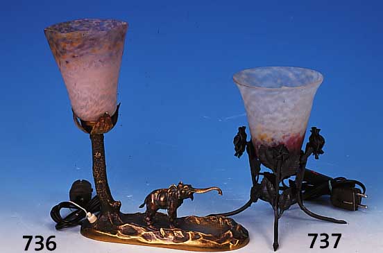 Tischlampe, Frankreich, 20er Jahre, Schirm, sign. Degue, pate-de-verre mit rosa, violettenund gelben Einpuderungen, Messinggussfuss mit ...