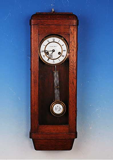 Wanduhr, Gustav Becker, um 1920, Eichenge- h„use in zeittyp. Stil, zweigeteiltes Email- zifferblatt, skel. Messingplatinenwerk, Haken-gang, ...