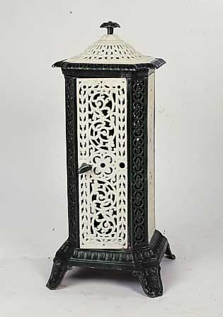 Ofen, deutsch, um 1890-1900, Eisenguss, reiche Durchbrucharbeit, weiß und grün email- liert und gefasst, H. ca. 83 cm, Alterssp.