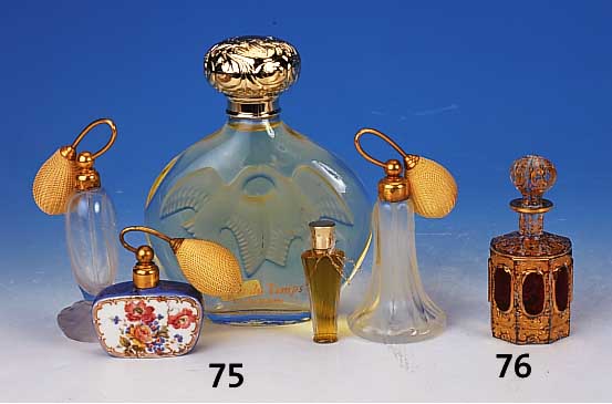 Konvolut fnf Flakons, ab 1920, verschieden,4 x Glas, 1 x Limoges, um 1900/20 Porzellan, mit Blumendekor, 1 x Guerlain im Orig. Karton,2 x Vernaiy ...