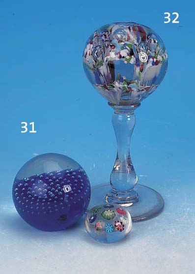 ZWEI PAPERWEIGHTS, ITALIEN, 1 X FARBLOSES GLAS AM BODEN BLAU EINGEFäRBT, EINGESTOCHENE LUFTBLASEN, H. CA. 6,5 CM, 1 X FARBLOSES GLAS MIT 9 ...