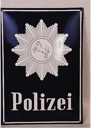 EMAILSCHILD, DEUTSCH, ENDE 40ER JAHRE, POLIZEI MIT NIEDERSACHSENPFERD IM STERN, GEWöLBT, CA. 59 X 41,5 CM