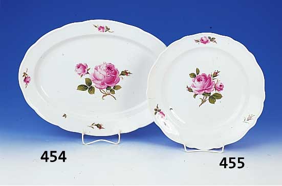 Grosse ovale Platte, Meissen, um 1890-1910, 2. Wahl, Porzellan, bemalt im Dekor Rote Rose,ca. 48 x 35 cm