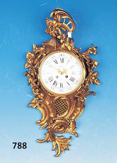 Kartelluhr, Frankreich, um 1880/1900, ver- zierter Bronzeguß im Rokokostil, großes Emailzifferblatt, verz. Stilzeiger, Pendulen- werk ...