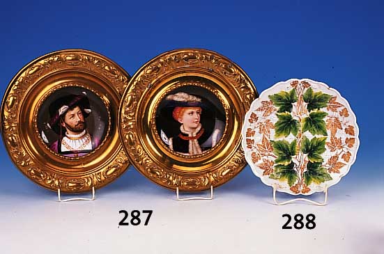 Teller, Meissen, um 1850/60 , Porzellan, erhabener Weintraubenblattdekor mit Goldstaf- fage, diese z.T. abgerieben, D. 25 cm