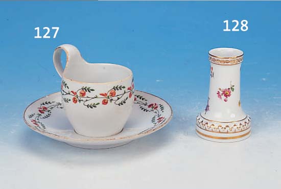 TASSE M. UNTERTASSE, MEISSEN, UM 1774-1814, PORZELLAN, BLUMENDEKOR, GOLDSTAFFAGE L. BER., H. 8 CM, UNTERTASSE MIT ZWEI KL. ALTEN CHIPS AM RAND