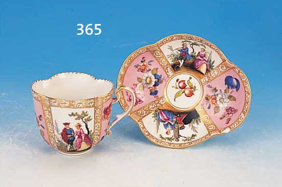 TASSE M. UNTERTASSE, HELENA WOLFSOHN, DRESDEN,UM 1900, PORZELLAN, FELDERBEMALUNG MIT BLU- MEN UND GALANTEN SZENEN, H. 8 CM