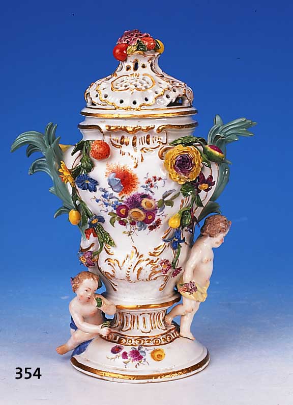 Potpourrivase, Meissen, um 1760, Porzellan, Vorder- und Rckseite mit groáem Blumenbouquetbemalt, von zwei Engeln flankiert, reicher ...