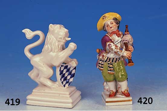 Skulptur, Meissen, Mitte 20. Jh. , Porzellan, junger Mann mit Dudelsack, bemalt, Goldstaffage, H. 9.5 cm