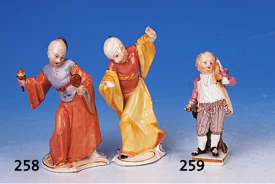 Skulptur, Meissen, um 1890 , Porzellan junger Mann mit Beutel über der Schulter, bemalt, l. bestoßen, Goldstaffage, H. 9.5 cm