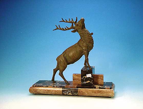 SKULPTUR, FRANKREICH, 30ER JAHRE, HIRSCH VOM PFEIL GETROFFEN, ZINN-ZINKGUSS BRONZE- PATINIERT, MARMORSOCKEL, H. CA. 49 CM