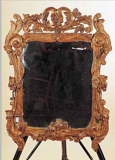 WANDSPIEGEL, ITALIEN, UM 1770, HOLZRAHMEN, REICH GESCHNITZT MIT ROCAILLEN UND TRAUBEN, SPIEGELEINSäTZE IM RAHMEN ORIG., MITTIG ERSETZT, ...