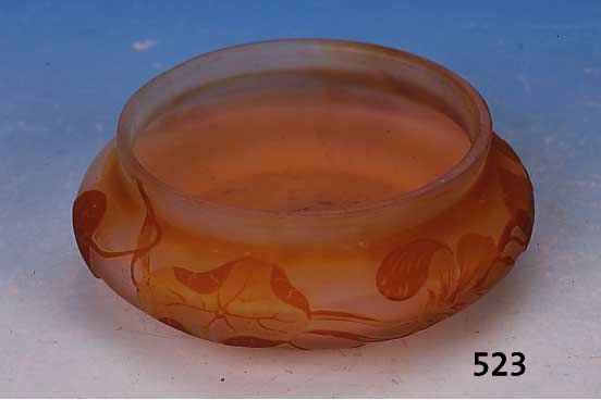 Schale, sign. Gall‚, um 1900, Schichtglas mit orangefarbenen und gelben Einpuderungen, orangerot berfangen, geschnitten und ge- ...