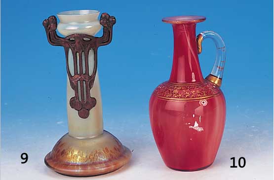 Henkelvase, ™sterreich, L”tz, um 1890, Schichtglas mit opalinem Innenberfang und roten Einschmelzungen, Goldmalerei mit Email, H. ca. ...