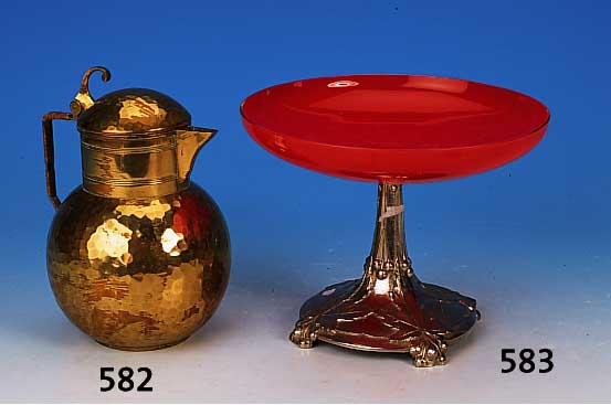 Anbietschale, L”tz, 30er Jahre, rotes Milchglas, min. best., Fuá Metall mit Blatt- relief, H. ca. 18.5 cm