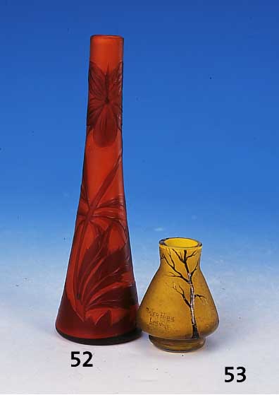 Kleine Vase, sign. Richard (L”tz), um 1910, Schichtglas mit opak-orangefarbenem Innen- berfang, rot berfangen, geschnitten und ...