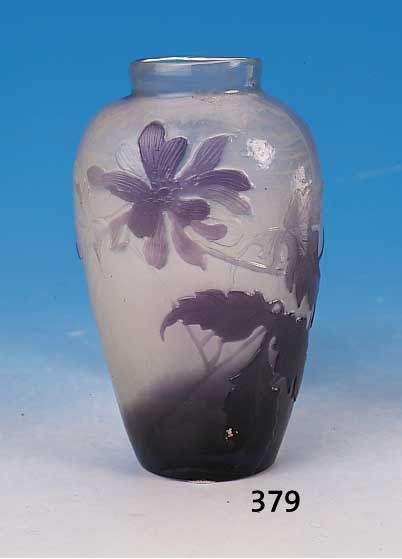 Vase, Frankreich, sign. Gallé, um 1900, Schichtglas partiell violett eingepudert, violett überfangen, geschnitten und ge- schliffen, ...