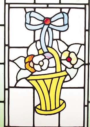 BLEIGLASSCHEIBE, UM 1900/20, BUNTES GLAS, BLUMENKORBMOTIV, L. ALTERSSPUREN 60 X 42 CM