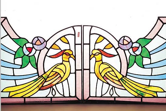 PAAR BLEIGLASSCHEIBEN, UM 1910, BUNTE GLASEINSäTZE, VOGELMOTIV, 44 X 45 CM