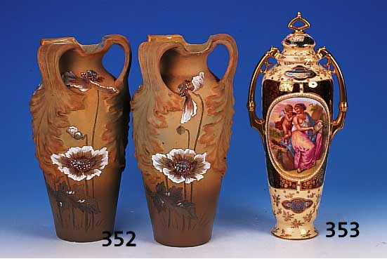 Paar Jugendstilvasen, Frankreich, um 1900, Steingut, drei stil. Henkel, bemalter Blumen- dekor, dekorativ