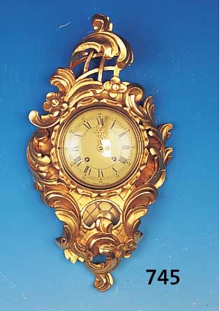 Kartelluhr, Schweden, neuzeitl., geschnitz- tes u. vergoldetes Holzgehäuse, Schwungbe- reich des Pendels sichtbar, Glasdeckel, Me- ...