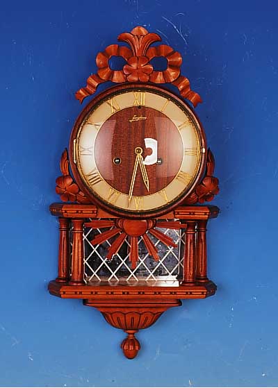 Kartelluhr, Junghans, 60er Jahre, geschnitz-tes Holzgeh„use, Glasdeckel, Schwungbereich des Pendels verspiegelt, mass. Messingplati- nenwerk, ...