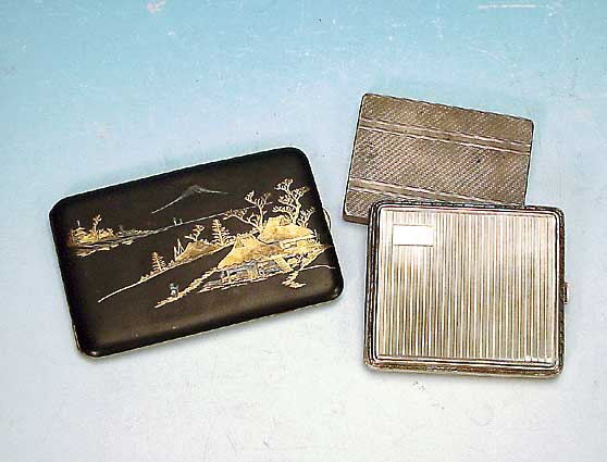 KONVOLUT DREI ZIGARETTENETUIS, 2 X SILBER, 20/30ER JAHRE, 1 X JAPAN, MESSING, MIT LAND- SCHAFTSDEKOR, 9 X 8.5 CM UND 6 X 8 CM, 8 X 12 CM